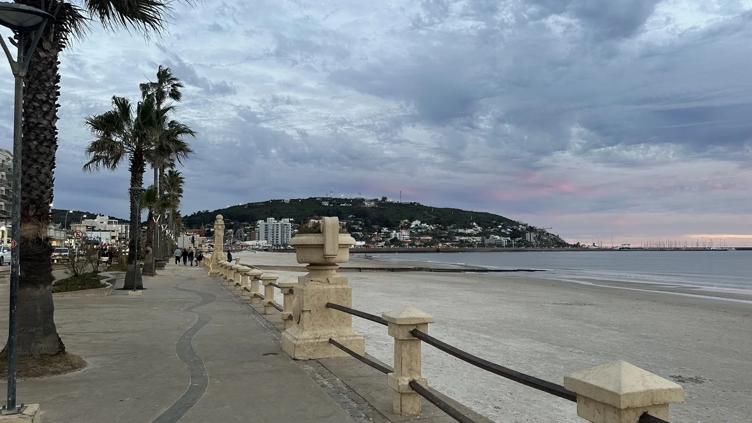Rambla y costa de Piriápolis al atardecer