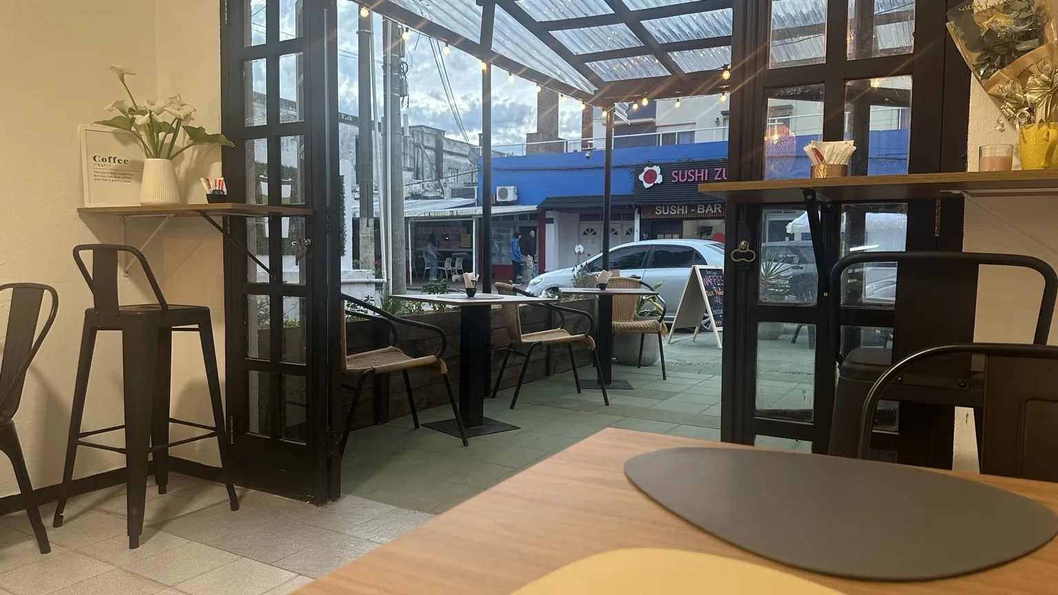 Interior de 8oz Café con vista al patio